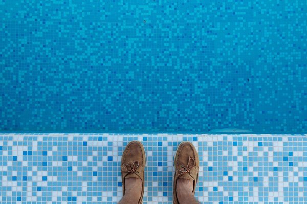 Quels sont les indispensables pour organiser une fête réussie au bord de sa piscine chez soi ?