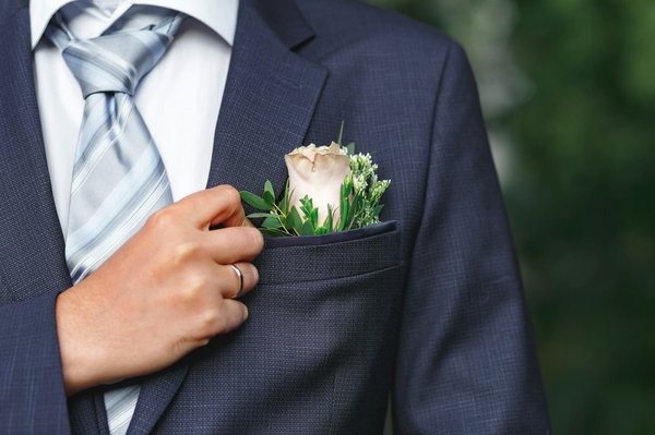 Comment choisir la boutonnière de mariage homme qui complète votre tenue ?