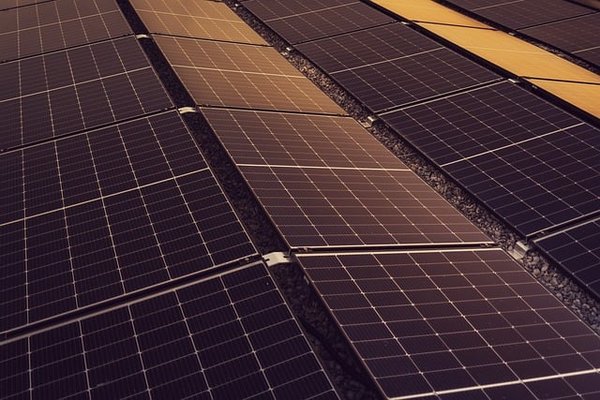 Comment fonctionne les panneaux photovoltaïques en 5 étapes clés